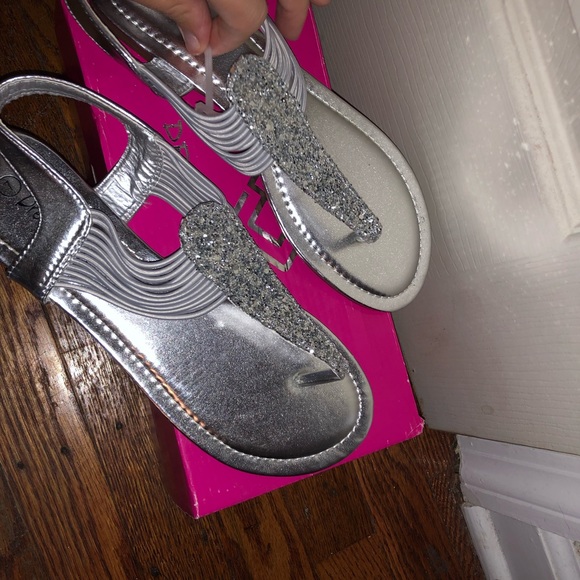 Thong Sandals - Picture 3 of 5